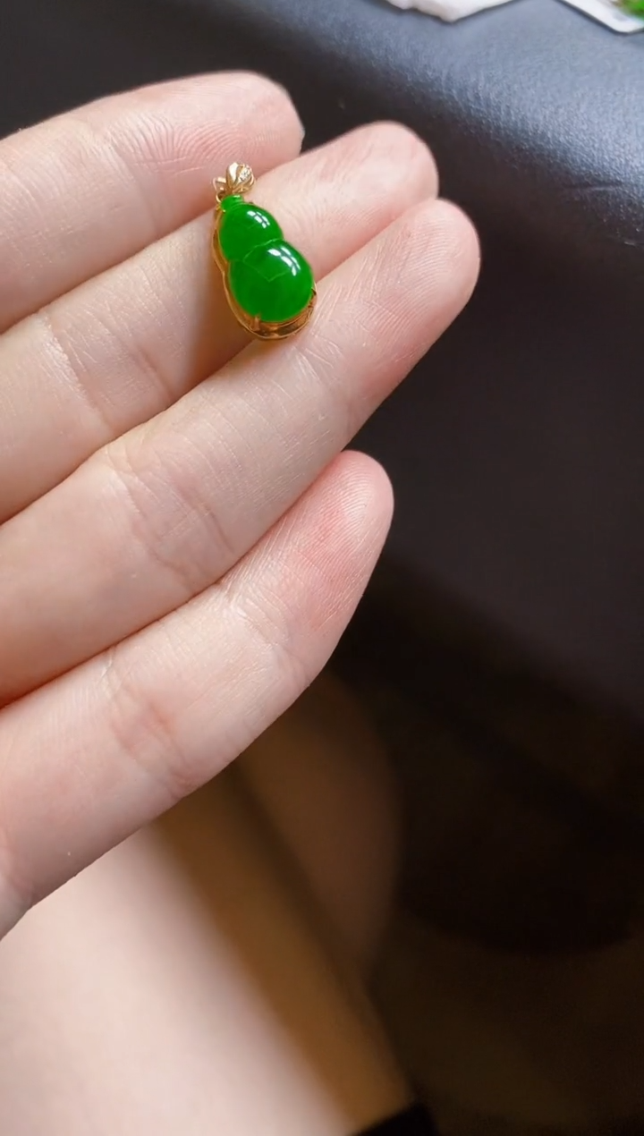 翡翠18K金镶嵌颈饰吊坠