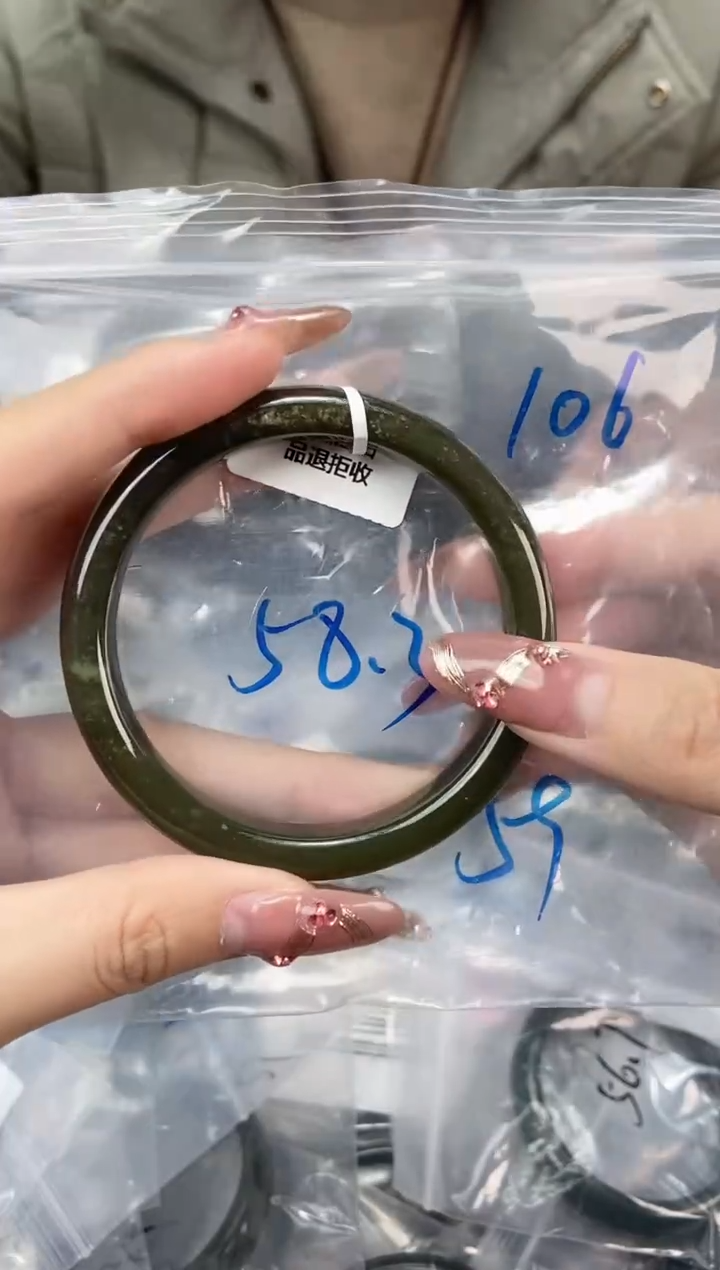 【闪购商品】和田玉手镯未镶嵌微瑕手镯106