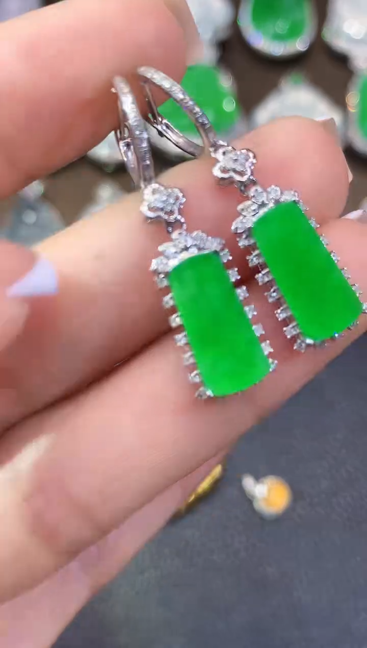 18K金镶嵌翡翠耳饰A109