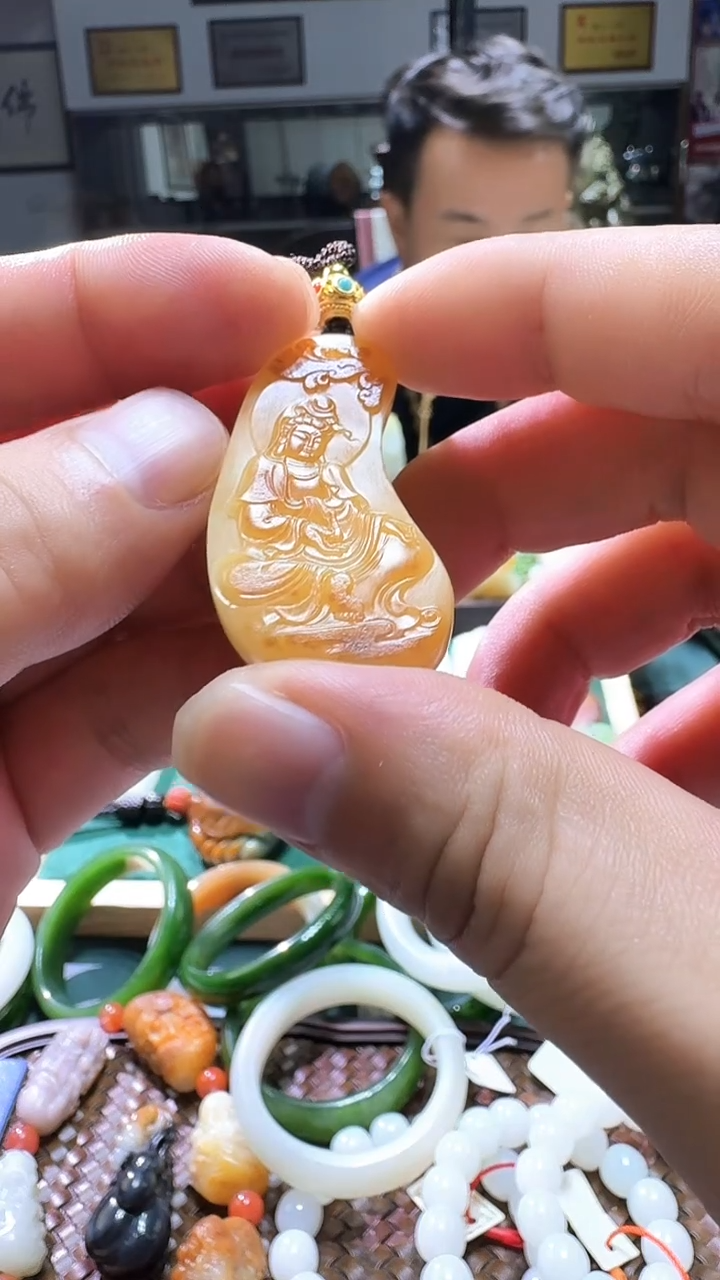 吊坠(赠链)未镶嵌和田玉吊坠