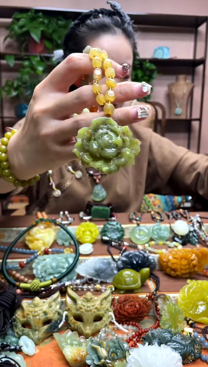 未镶嵌岫玉颈饰·