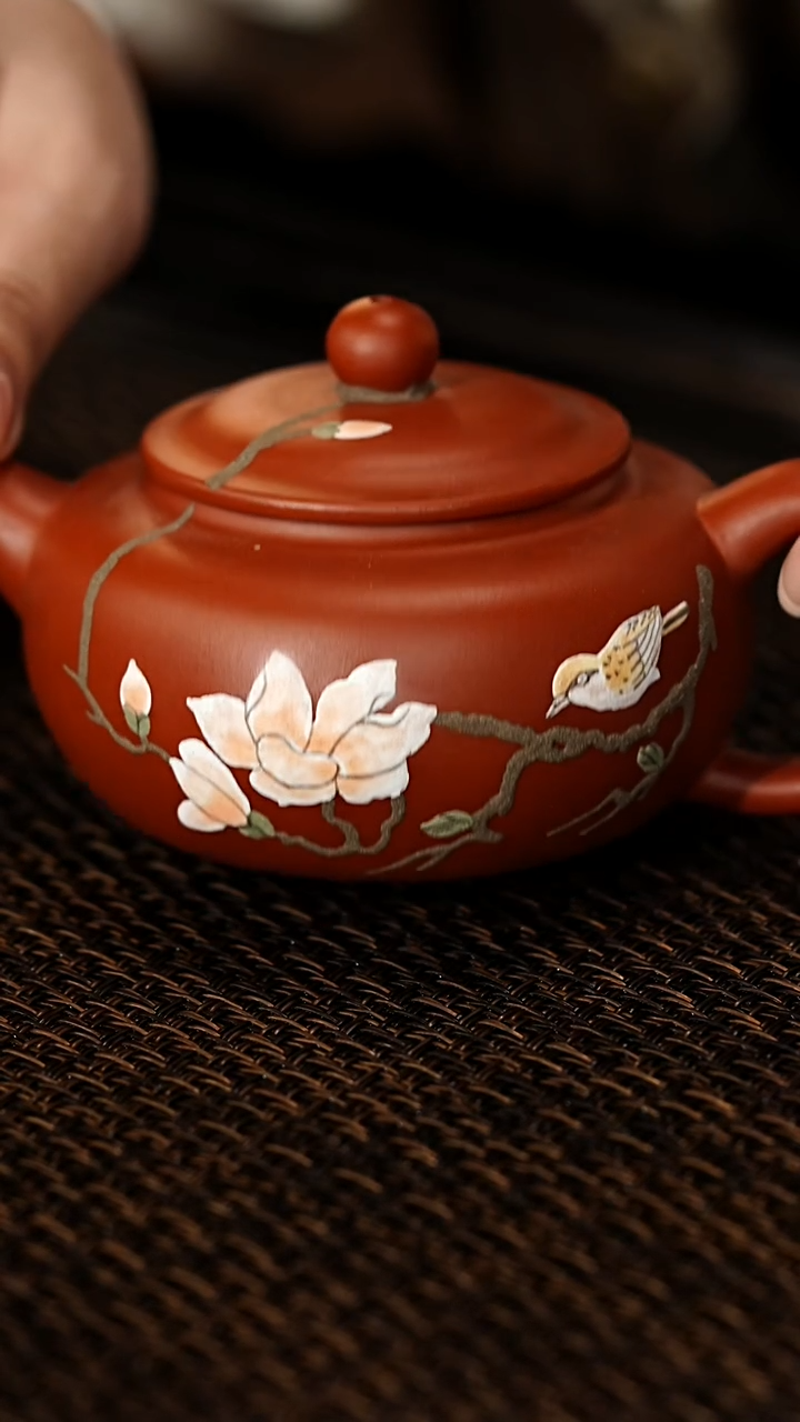 茶壶紫砂扁韵 泥绘玉兰花 160cc