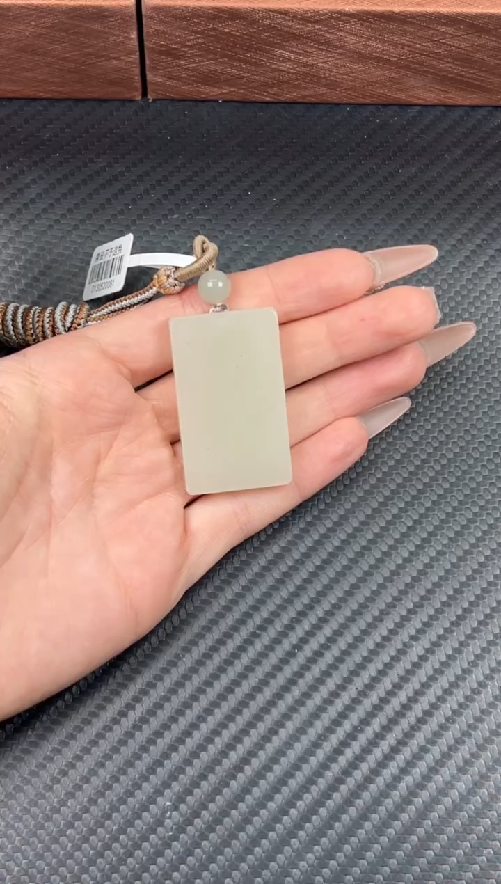 吊坠(赠链)未镶嵌和田玉黑山微色差吊坠