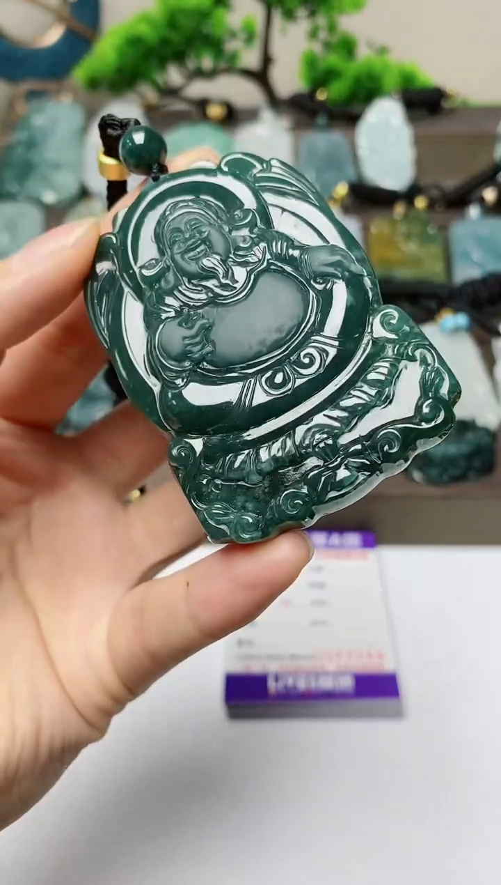 翡翠未镶嵌颈饰         