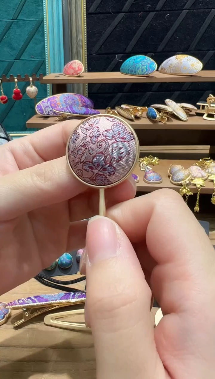 【闪购商品】【一物一拍2.6】粉紫色花圆形胸针