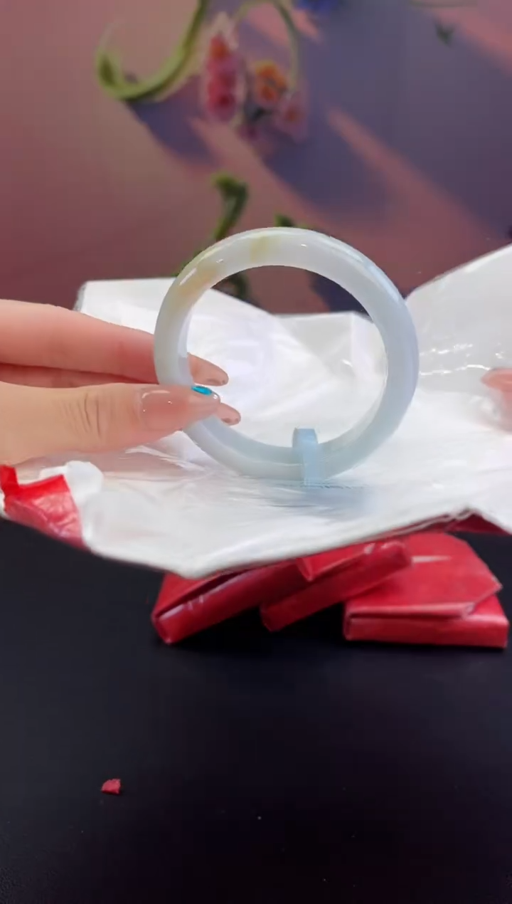 翡翠未镶嵌手镯5翡翠手镯(微瑕）