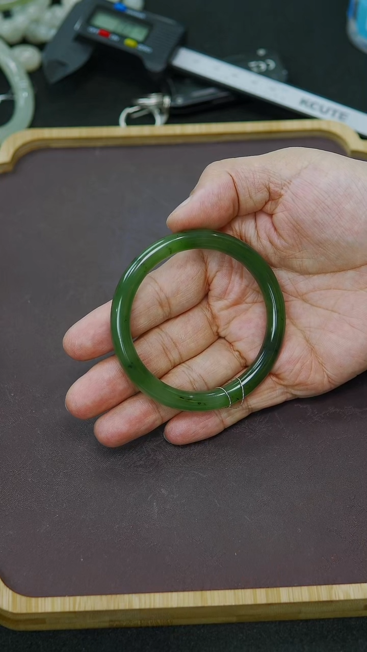 未镶嵌手镯和田玉55圈口  碧玉手镯