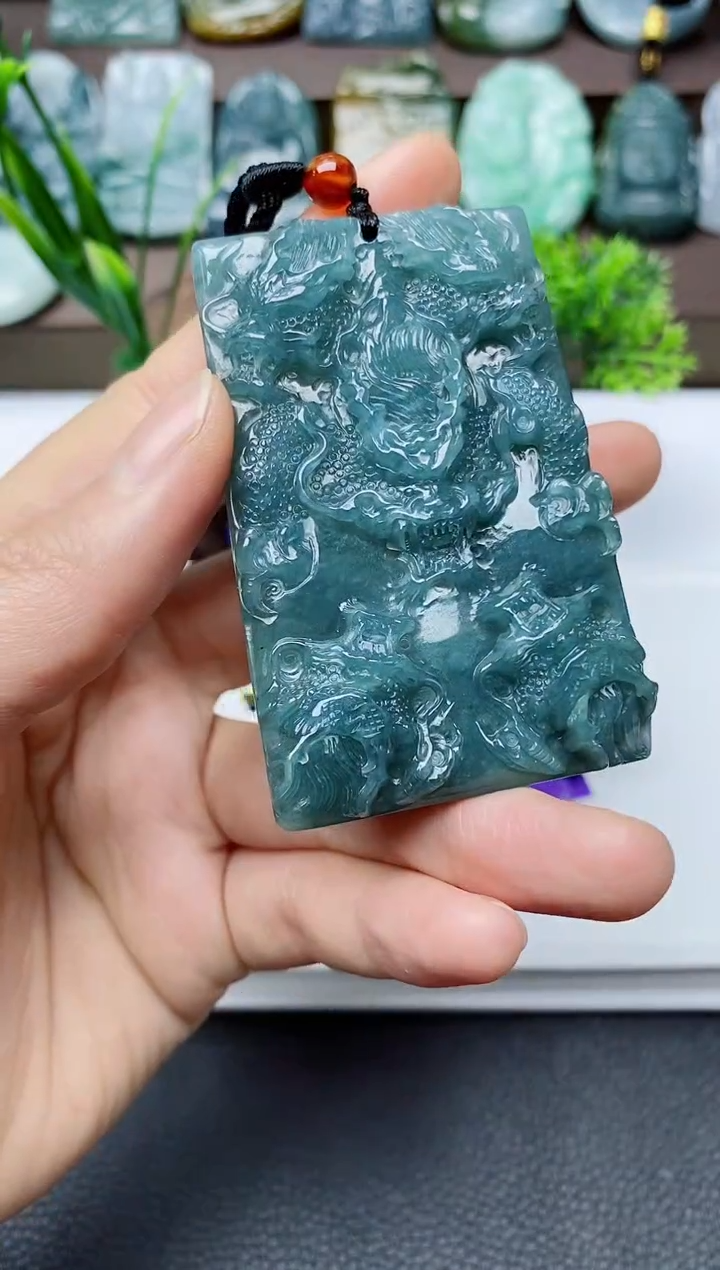 翡翠未镶嵌颈饰        