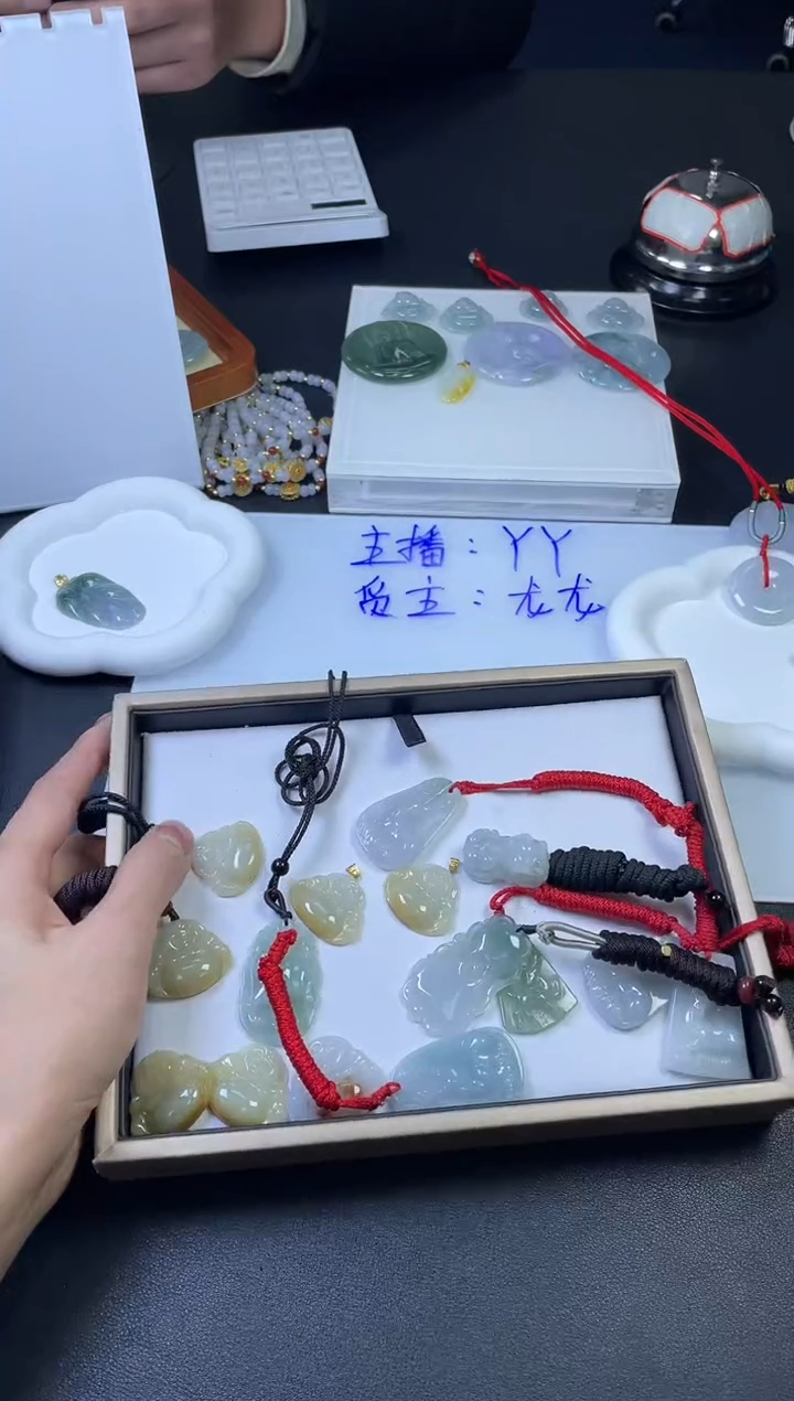 【闪购商品】翡翠挂件未镶嵌手镯