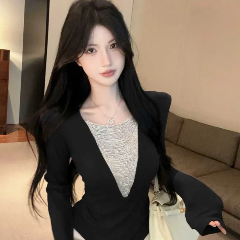 今年流行高级感重工珠绣长袖V领T恤女2025秋季新款显瘦打底衫上衣