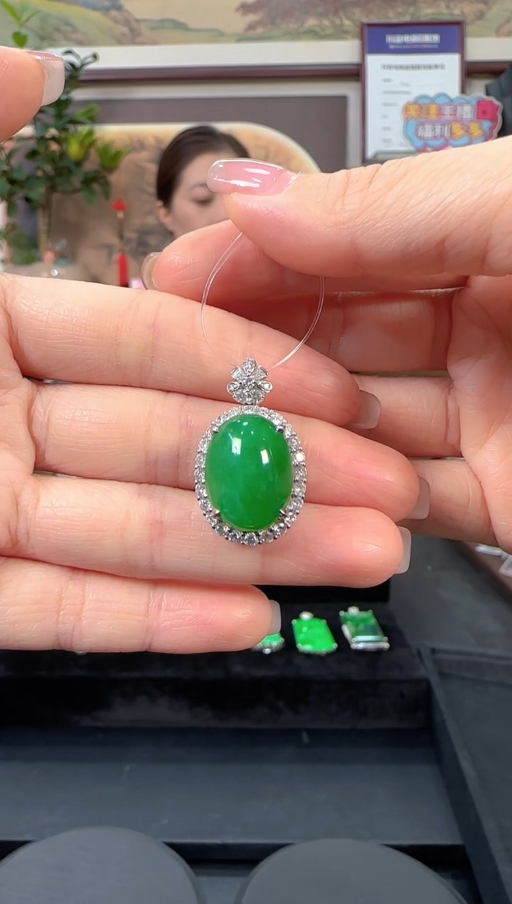 颈饰18K金镶嵌翡翠蛋面