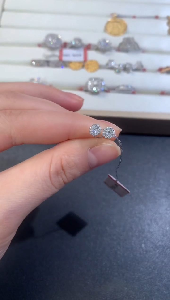 【闪购商品】钻石耳饰18K金镶嵌R195|2980