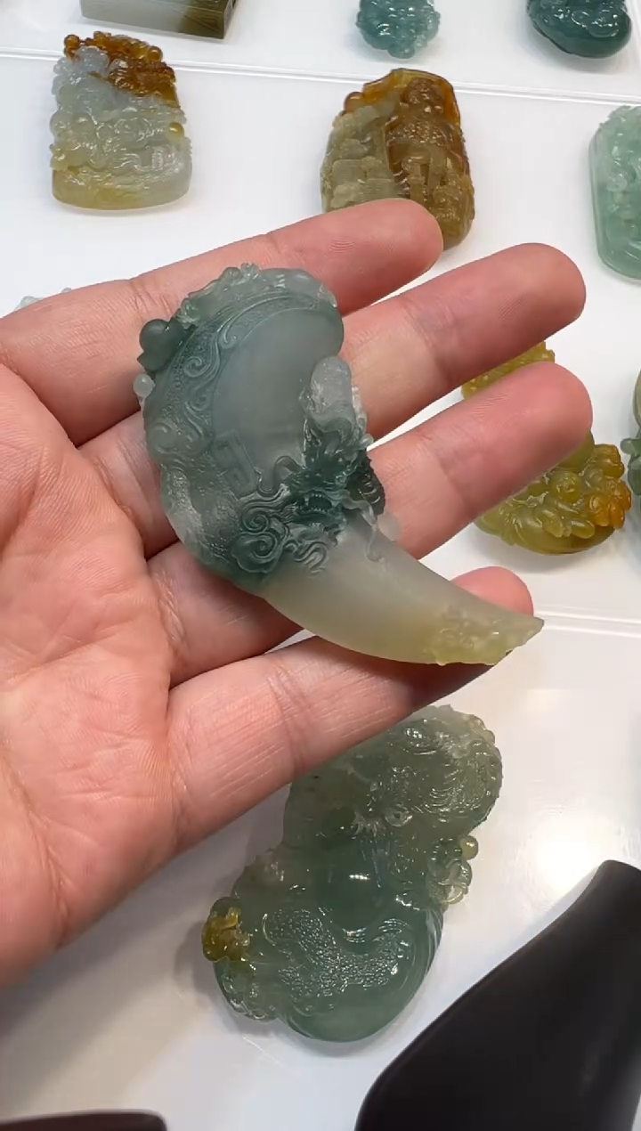 定制翡翠未镶嵌龙牙