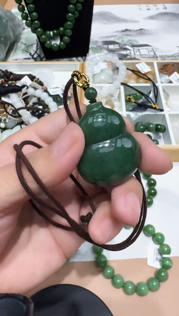 吊坠(赠链)未镶嵌和田玉碧玉葫芦