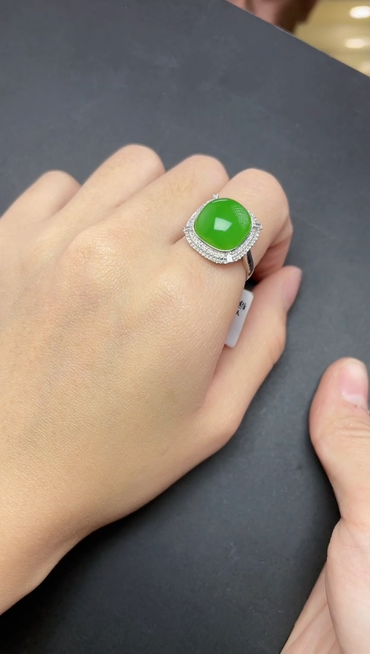 【闪购商品】和田玉戒指18K金镶嵌苹果绿蛋面戒指