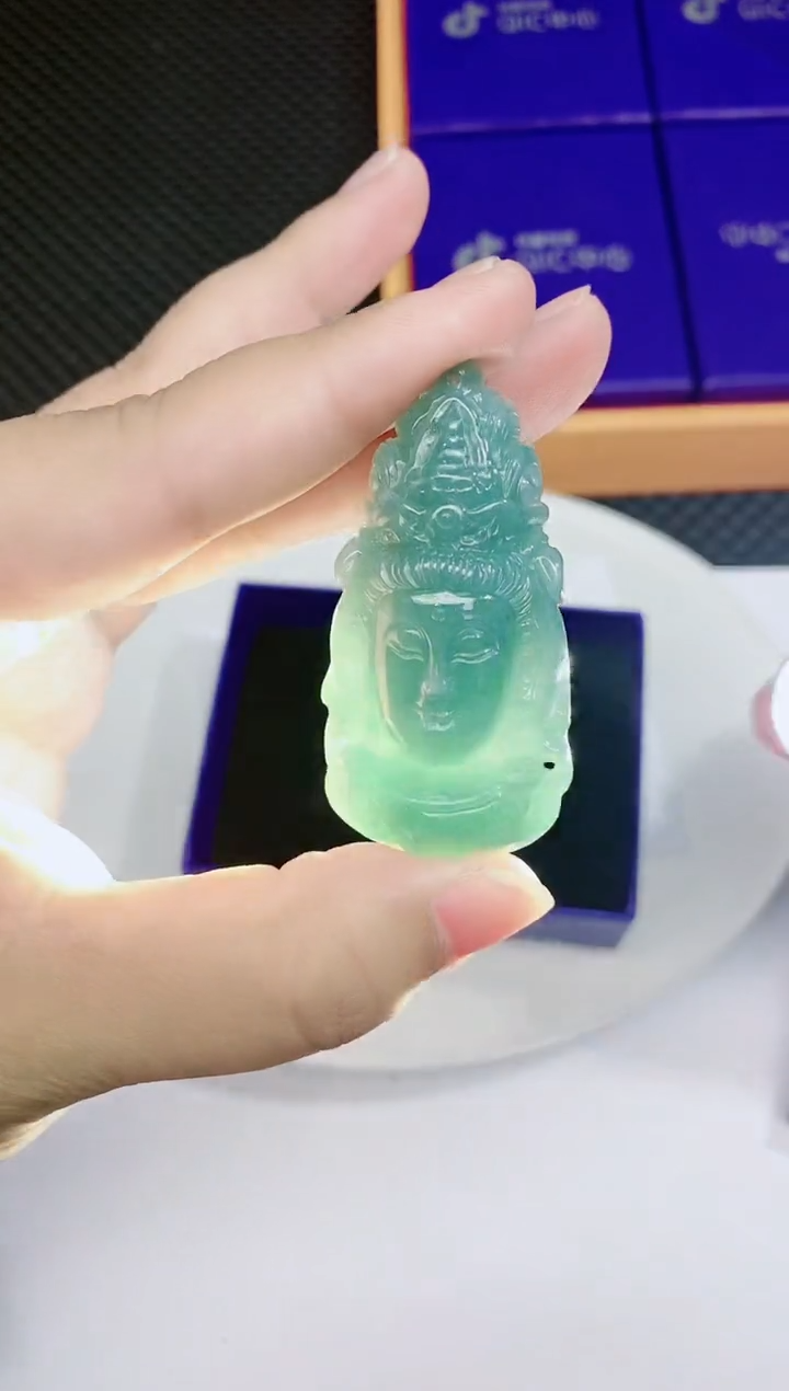 翡翠未镶嵌颈饰          