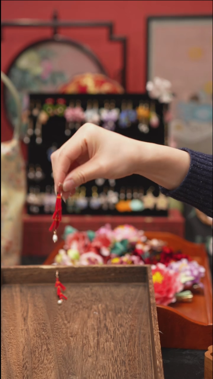 刺绣非遗绒花饰品 