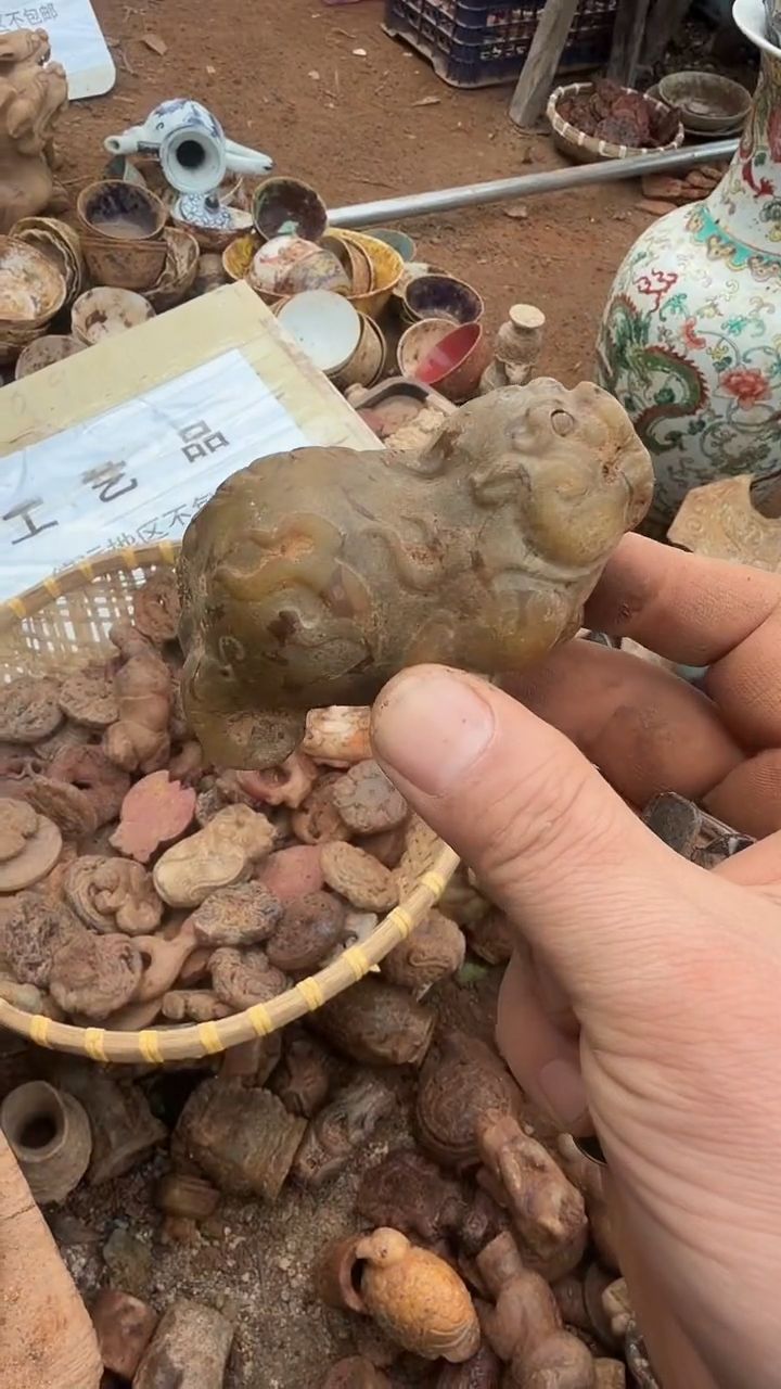 未镶嵌岫岩河磨玉（透闪石质玉）挂件以**人岫岩河磨玉