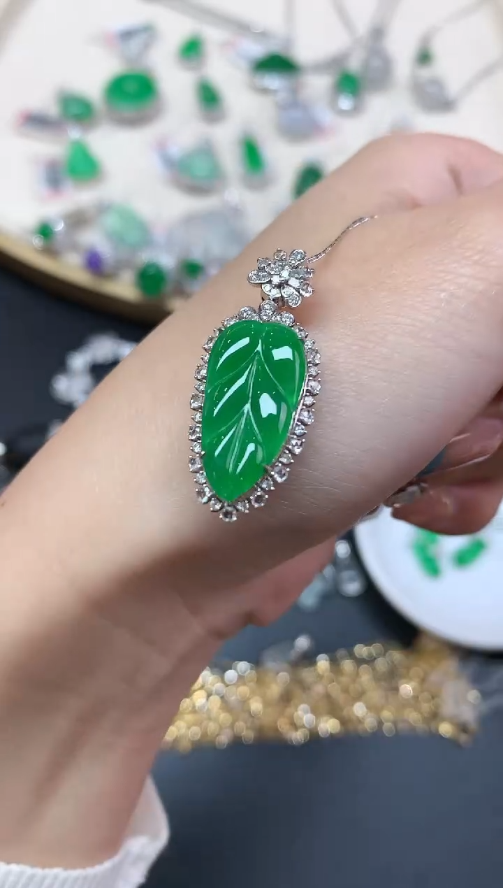 【闪购商品】翡翠吊坠(不含链)18K金镶嵌吊坠A545|13800