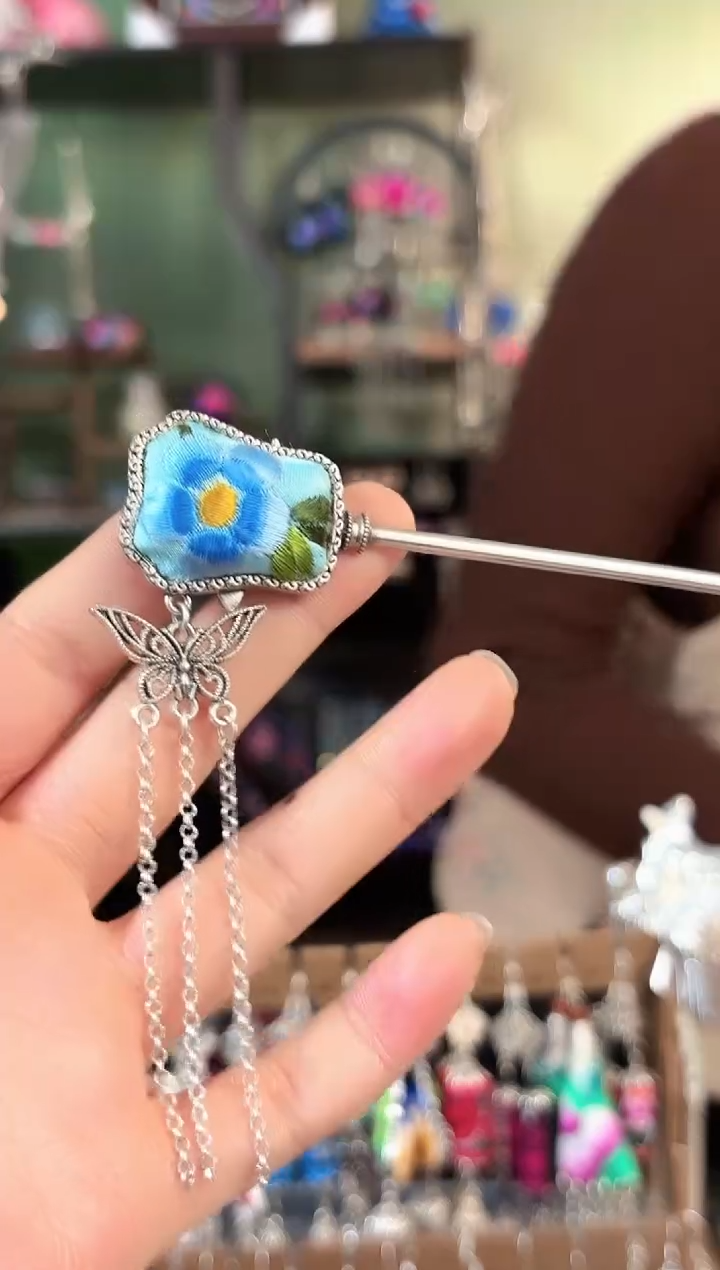 彩云南阁非遗老绣苗银饰品326