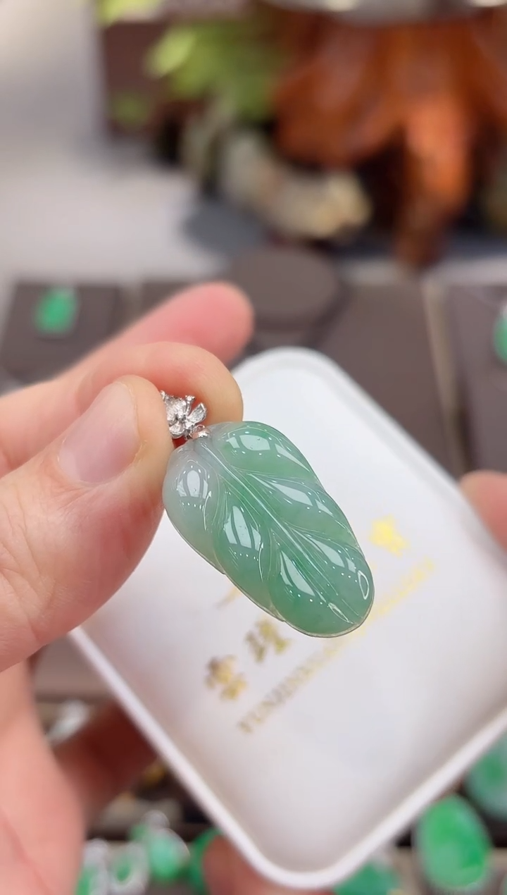 【闪购商品】翡翠吊坠(赠链)18K金镶嵌叶子吊坠