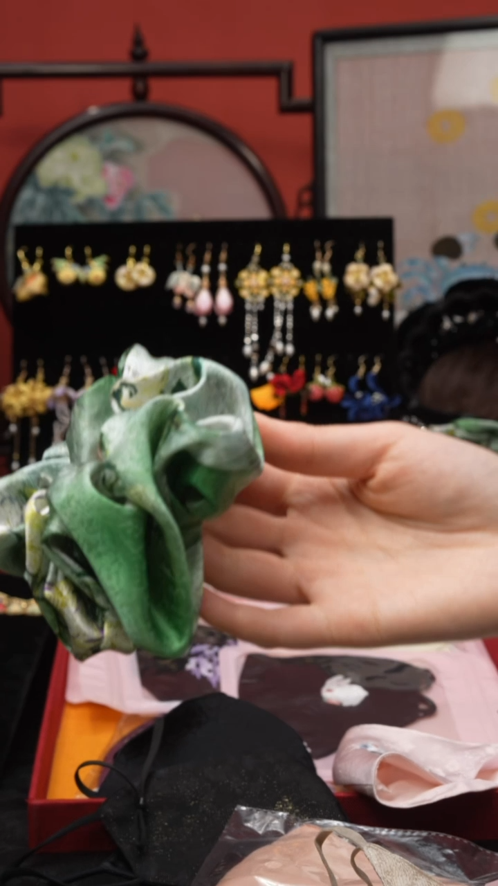 刺绣达****o非遗手工绒花饰品