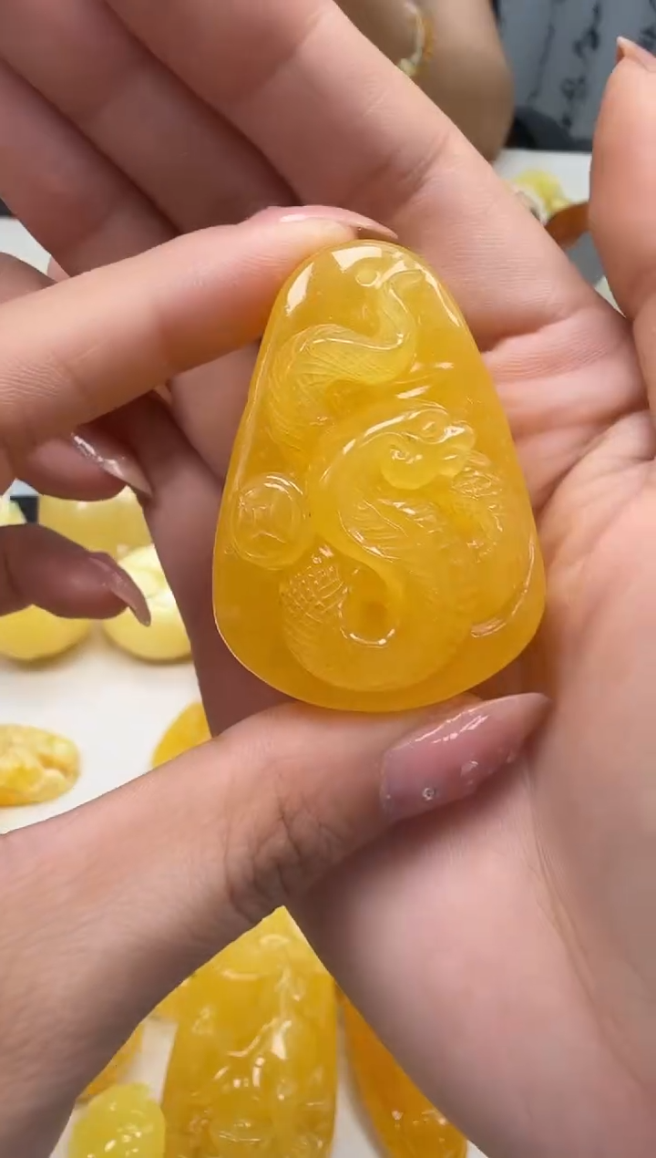 未镶嵌琥珀裸石如图