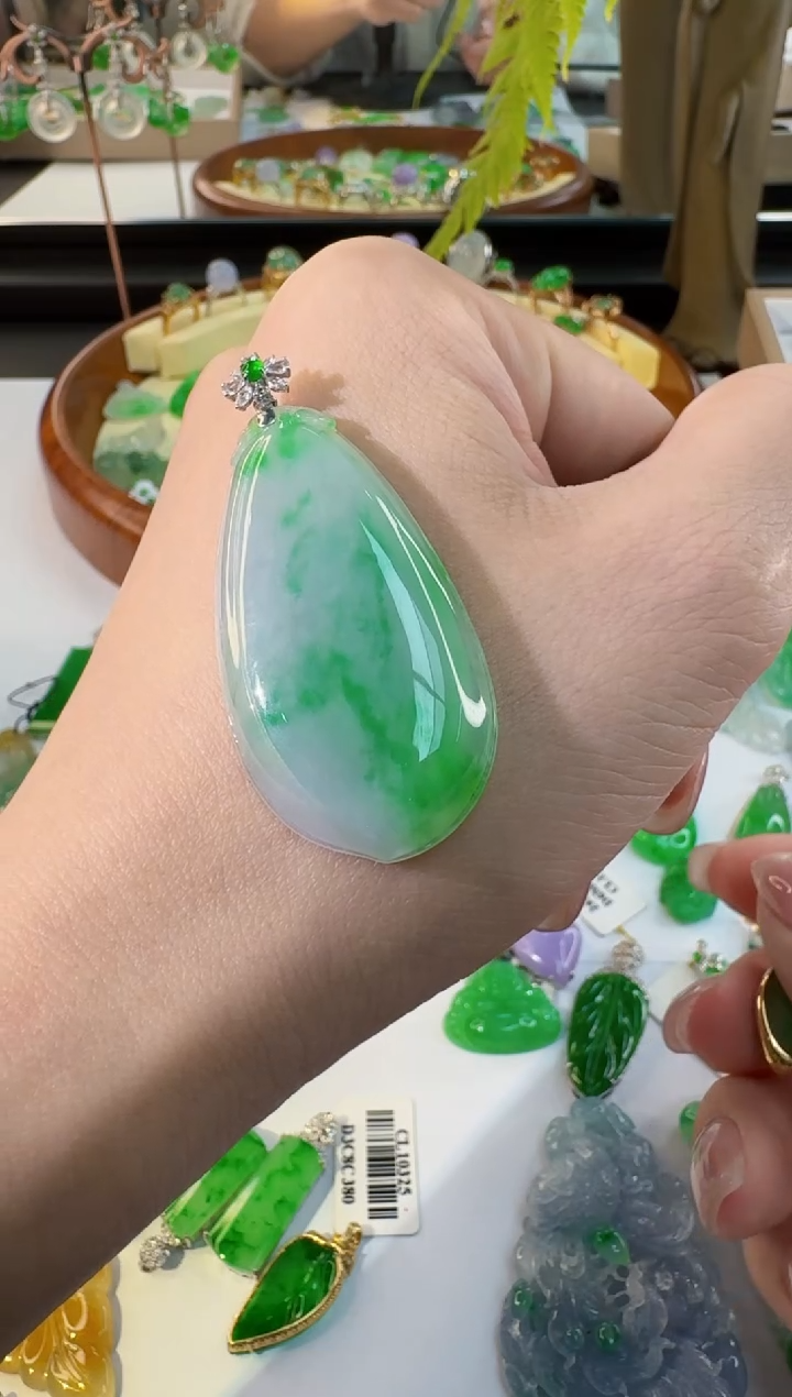 【闪购商品】翡翠颈饰18K金镶嵌缅甸翡翠A货挂件