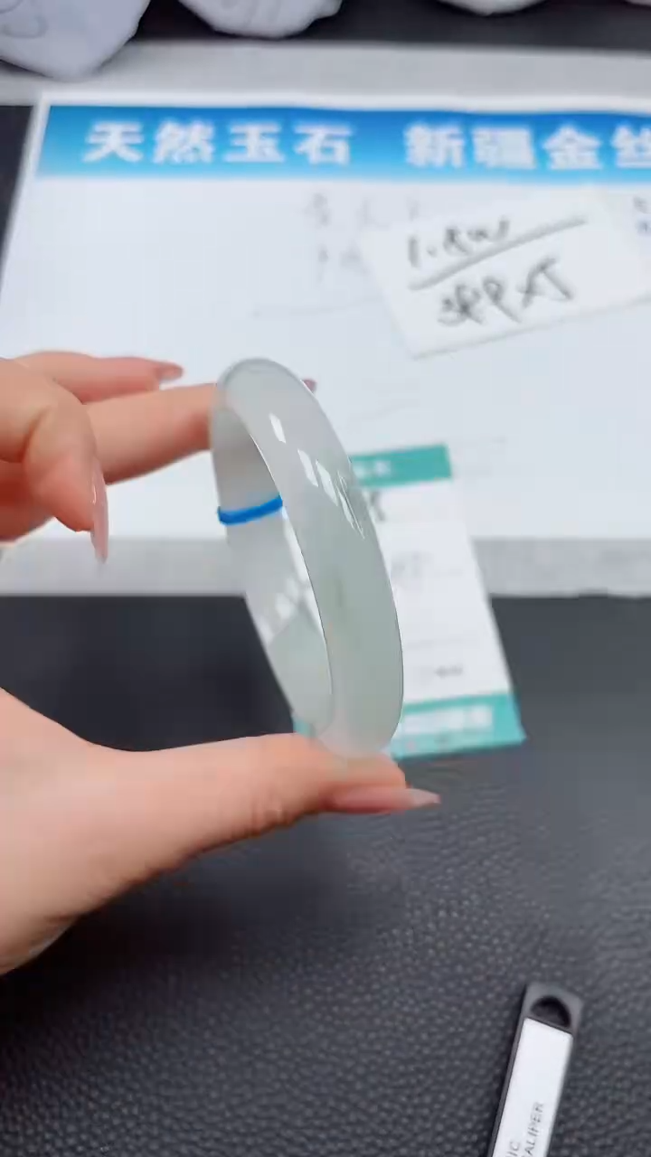 【闪购商品】石英质玉手镯未镶嵌A345