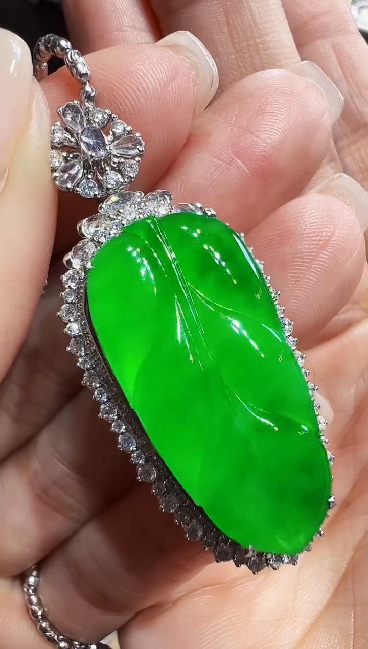 颈饰18K金镶嵌翡翠树叶