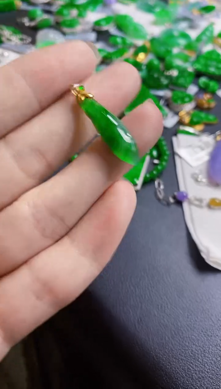 翡翠18K金镶嵌颈饰瓜