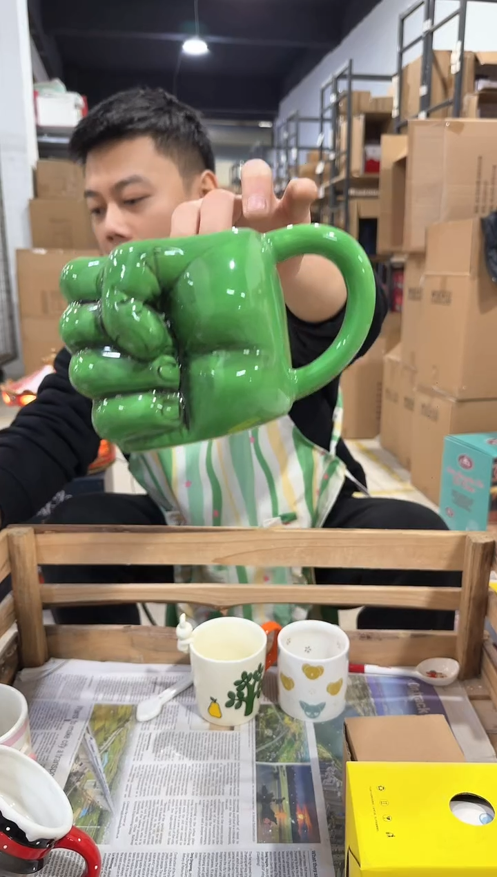 瓷片绿色拳头杯微瑕