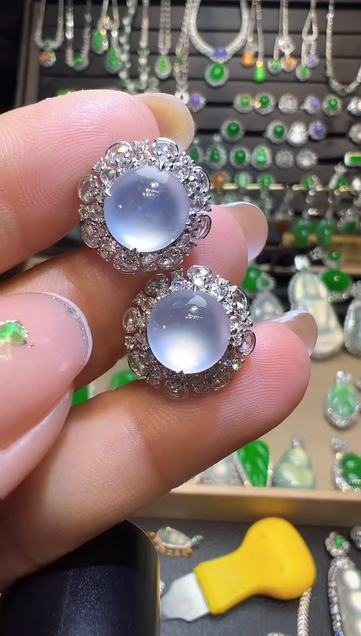 18K金镶嵌翡翠耳饰蛋面