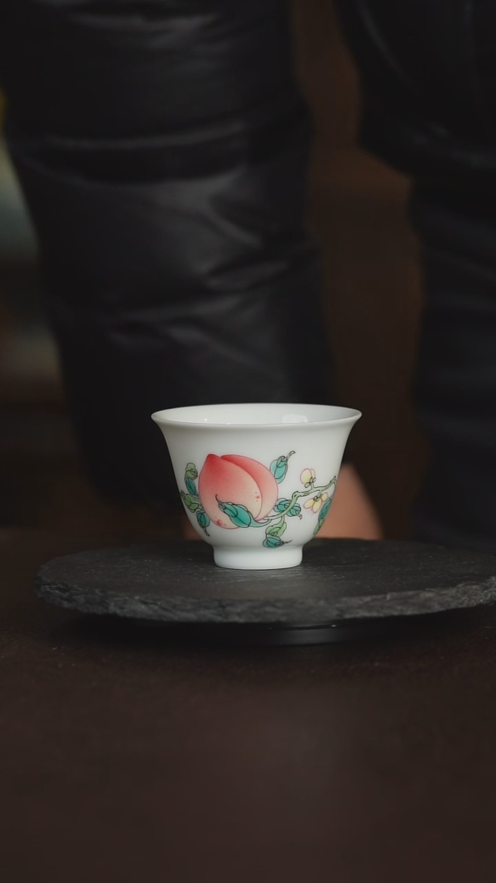 【闪购商品】景德镇手绘粉彩桃子小主人杯