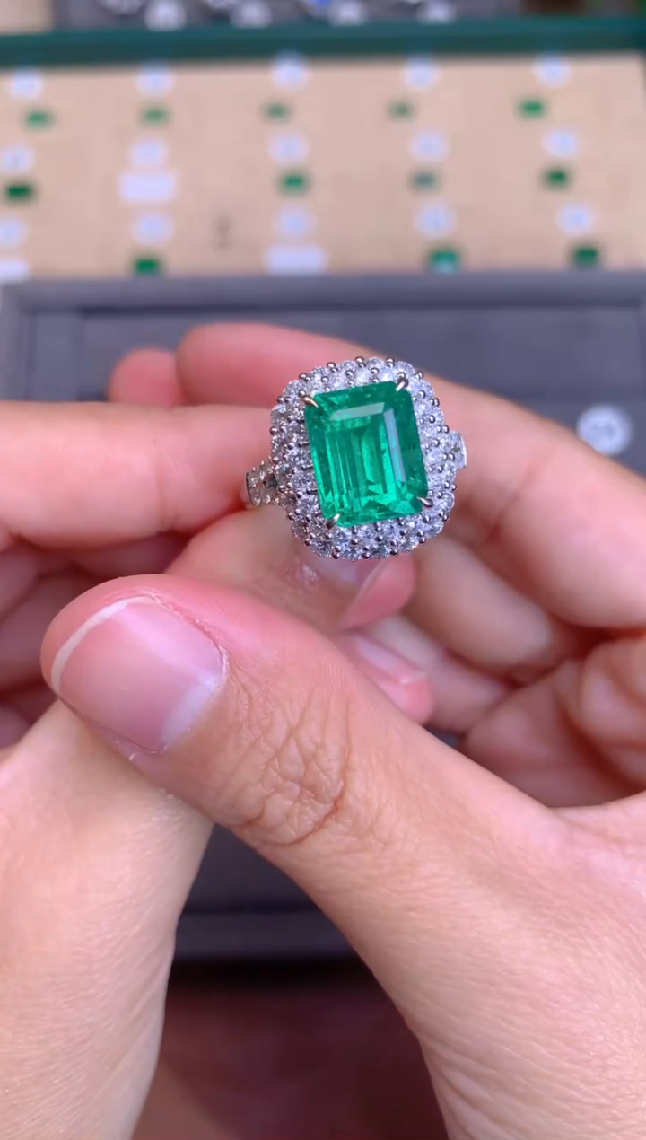 【闪购商品】祖母绿戒指18K金镶嵌4.61CT