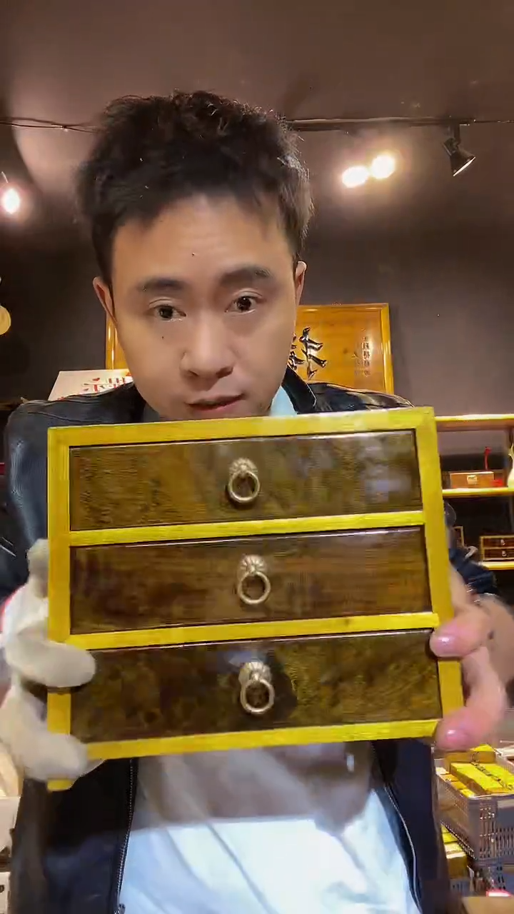 木金丝楠木制品三抽柜