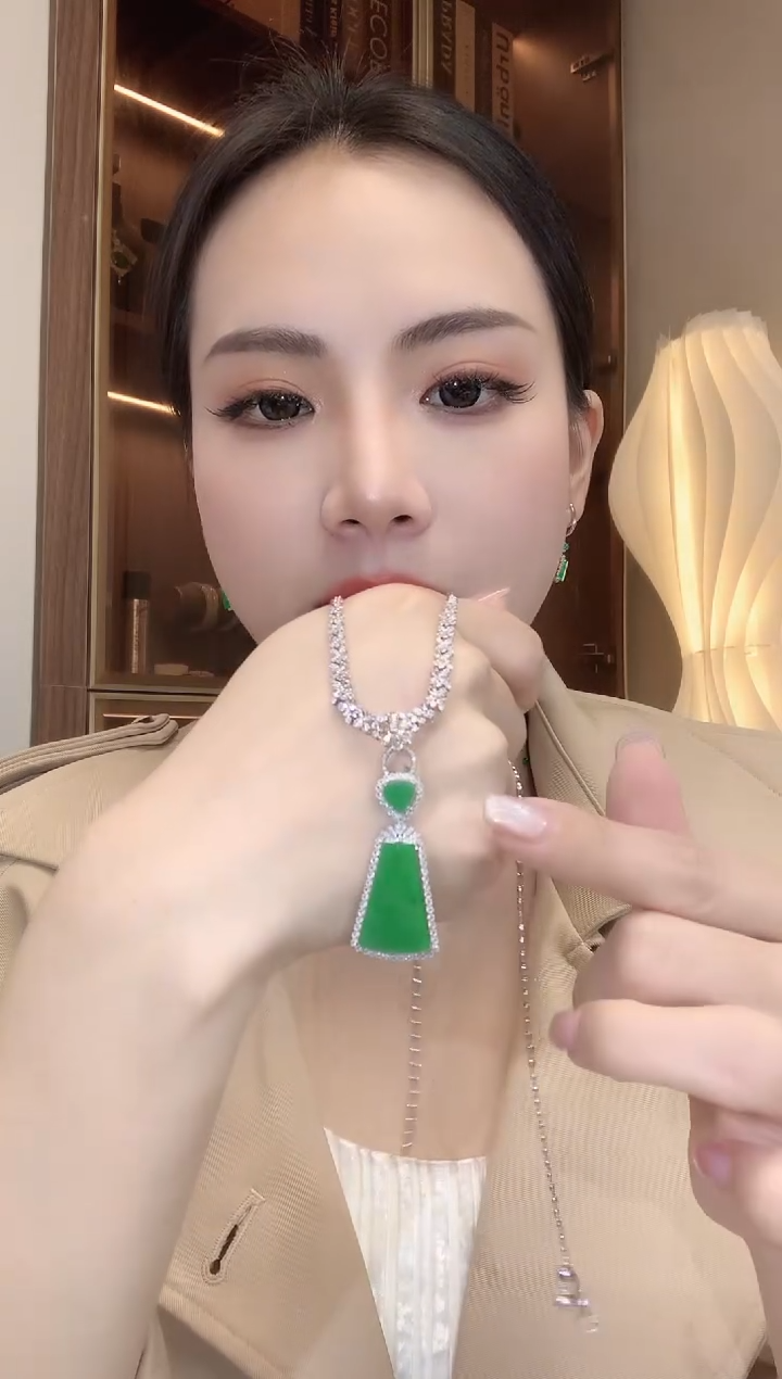 【闪购商品】翡翠吊坠(不含链)18K金镶嵌A74