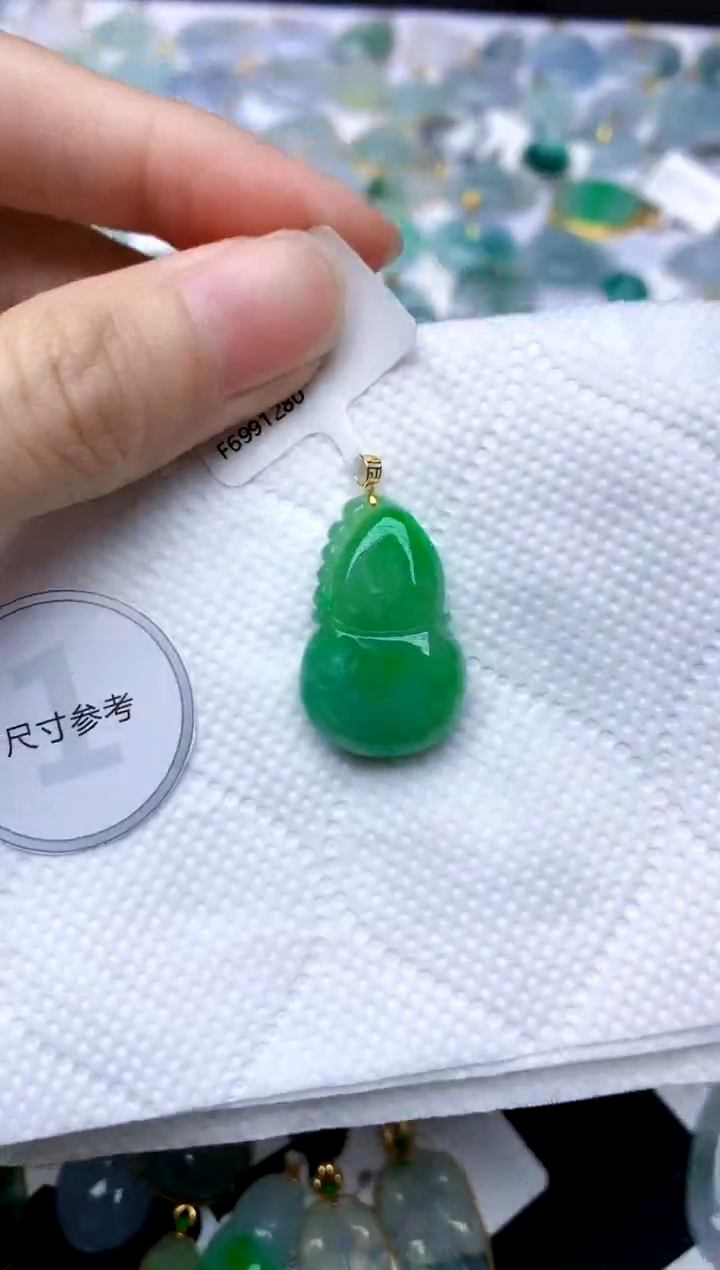 颈饰18K金镶嵌翡翠天然A货翡翠