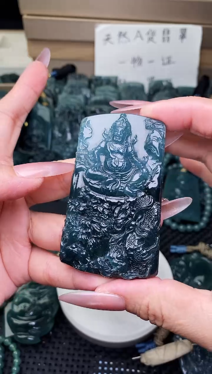 颈饰未镶嵌翡翠 