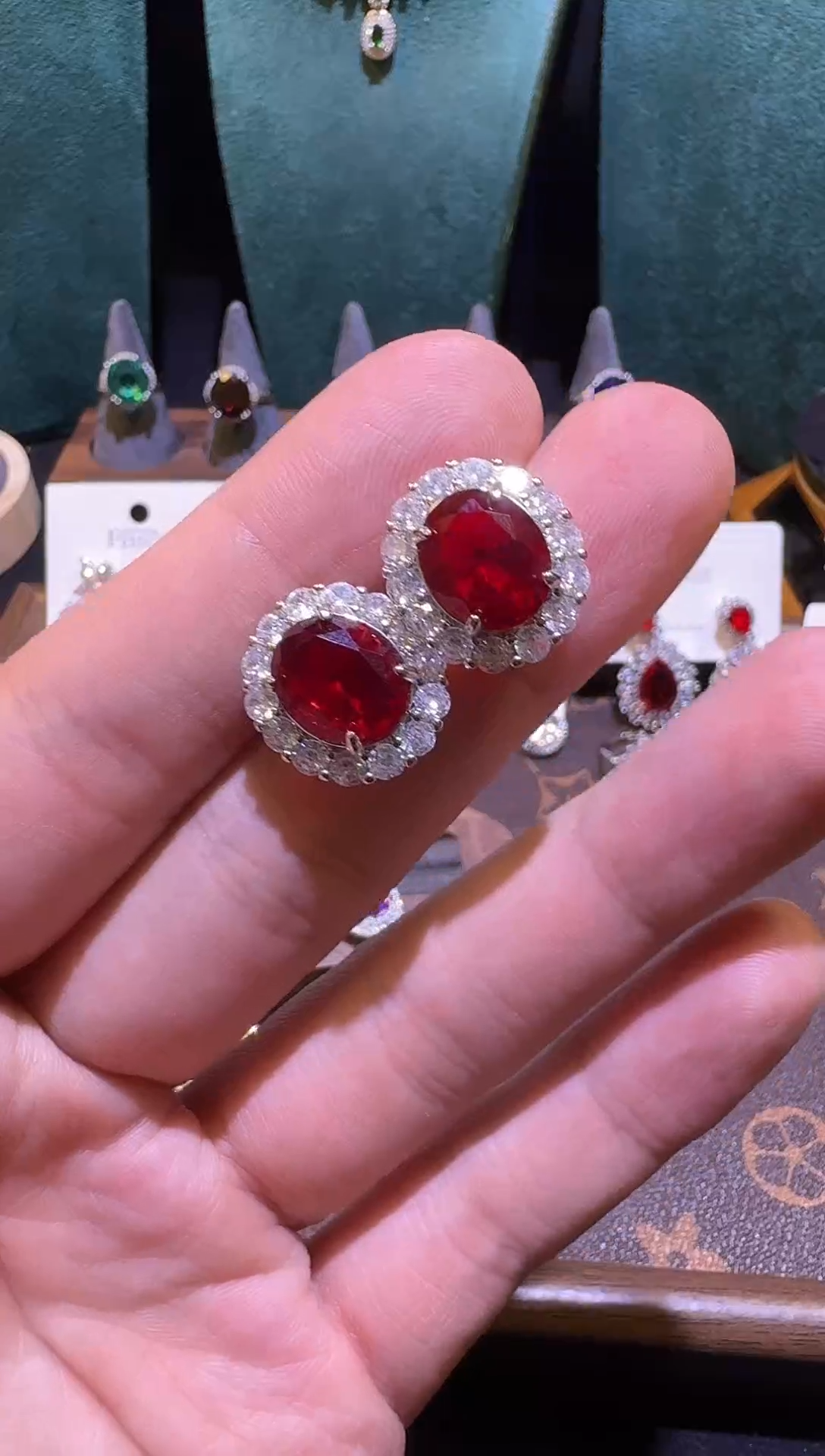 未镶嵌耳饰红宝石耳钉