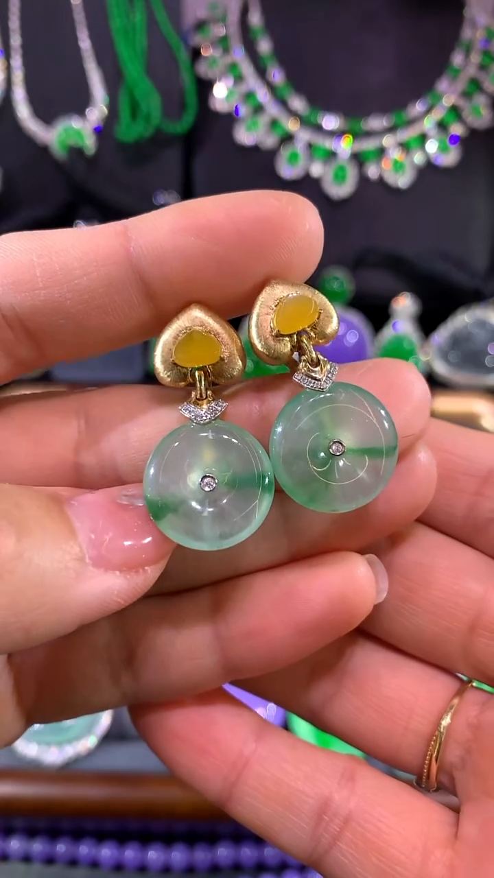 18K金镶嵌翡翠耳饰耳包