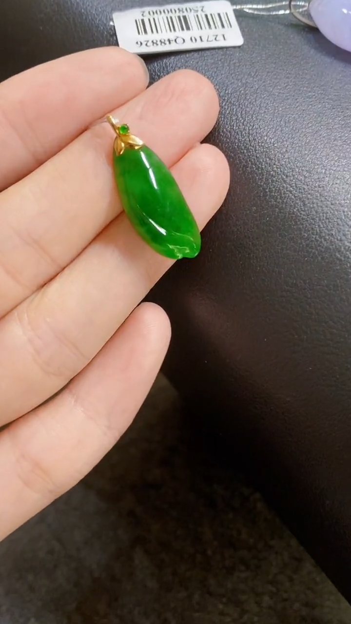 颈饰18K金镶嵌翡翠瓜