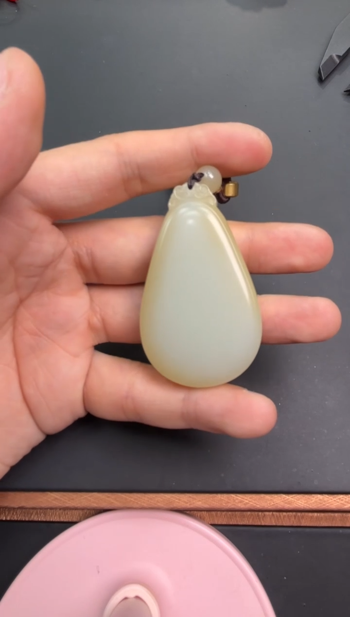 【闪购商品】和田玉吊坠(赠链)未镶嵌且末微色差迪克兰吊坠