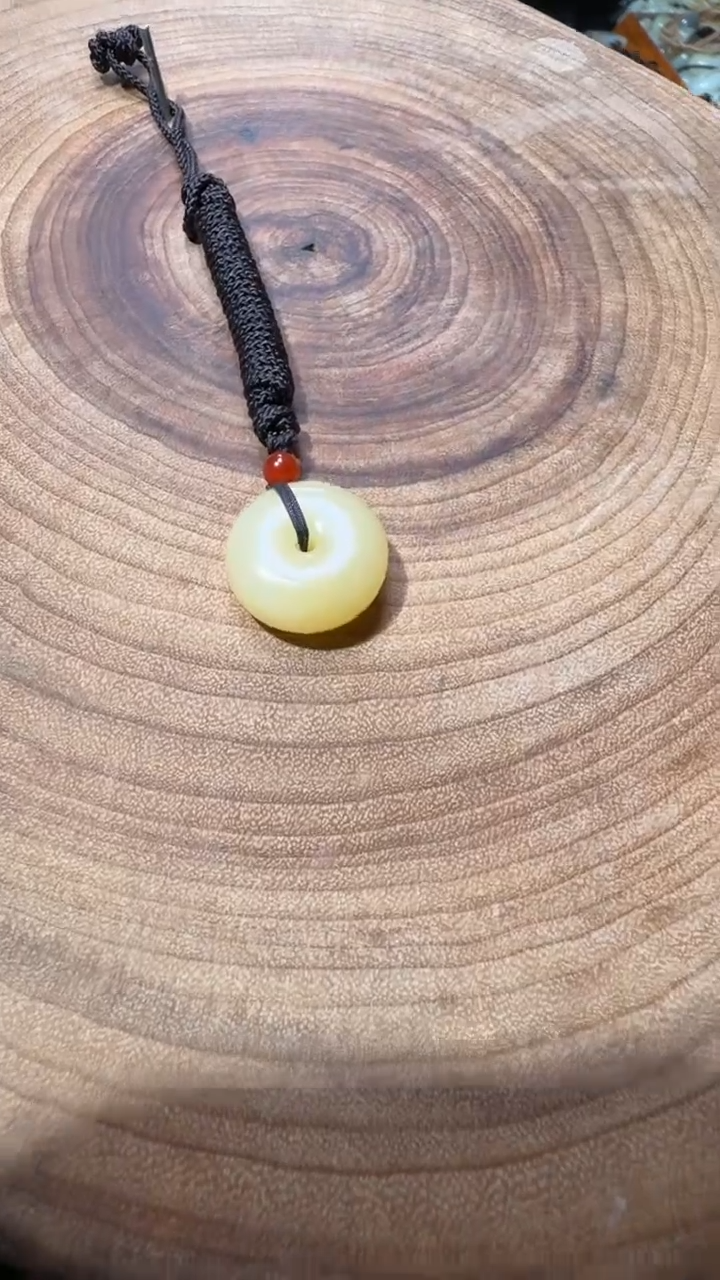 颈饰未镶嵌和田玉（糖玉）平安扣