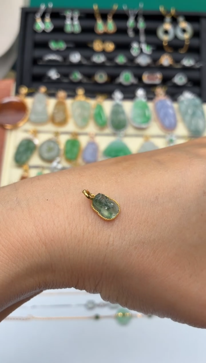 颈饰18K金镶嵌翡翠天然翡翠A货