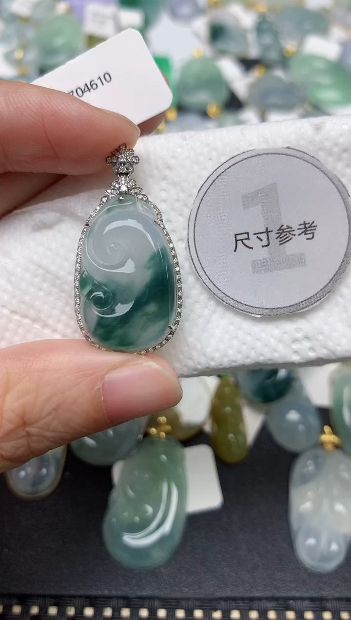 颈饰18K金镶嵌翡翠感*天然缅甸A货翡翠