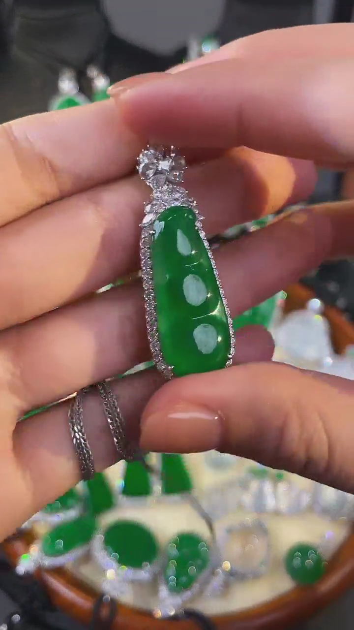 【闪购商品】翡翠颈饰18K金镶嵌吊坠