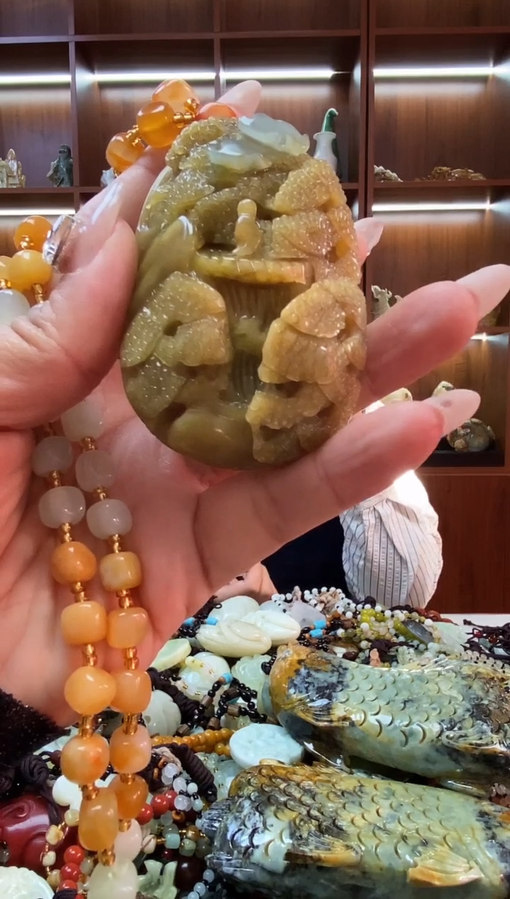 未镶嵌蛇纹石玉吊坠    