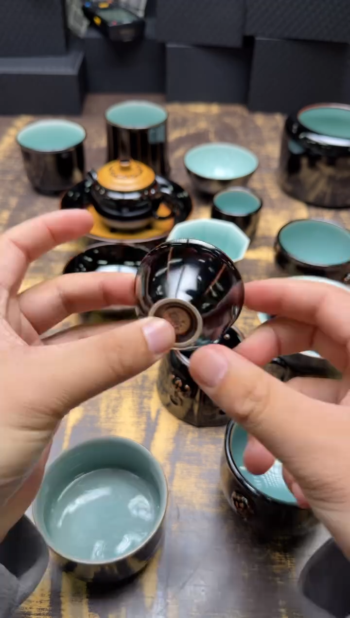 黄灿墨玉莲瓣岩茶杯