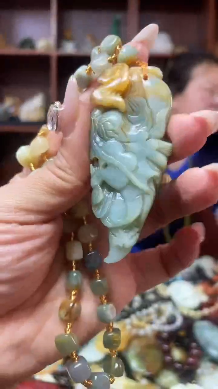 未镶嵌蛇纹石玉吊坠   